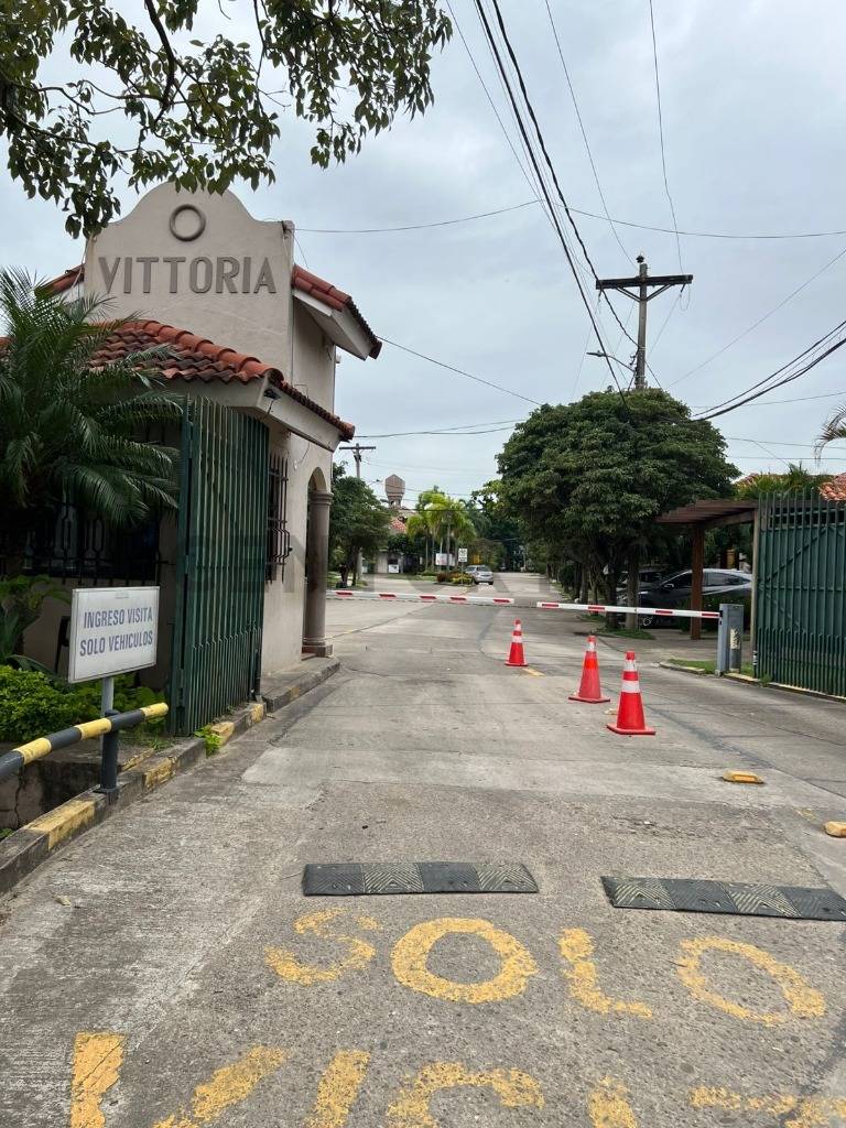 CASA EN VENTA EN CONDOMINIO VITTORIA – CONDOMINIO VITTORIA, Oeste, Santa Cruz