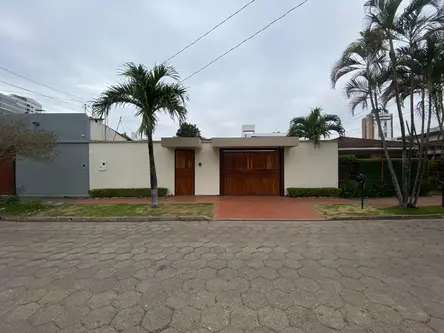 Amplia Casa de 3 Dormitorios en Venta – Barrio Hamacas USD 286.000